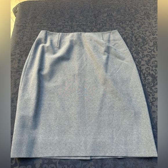 Brooks Brothers 346 Stretch 2-piece skirt suit
Top size 6
Skirt size 4 - Picture 5 of 8